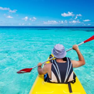 Hombre remando con un kayak en Maldivas